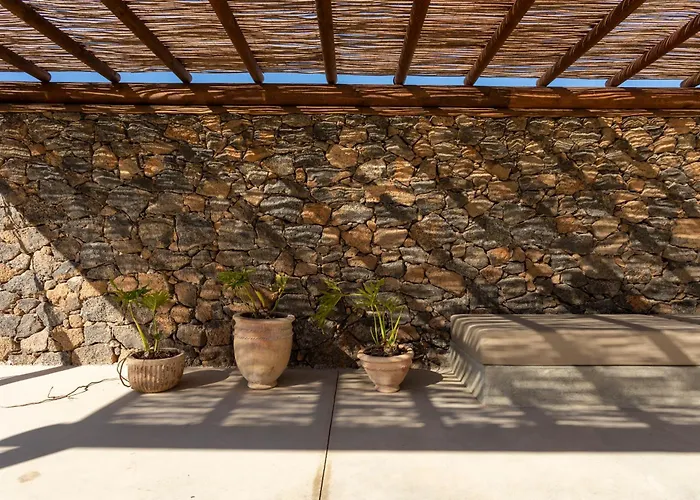 Rustic With Pool In Center לאחארס