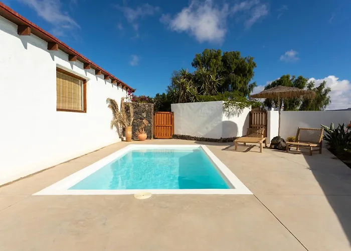 Rustic With Pool In Center Vakantiehuis